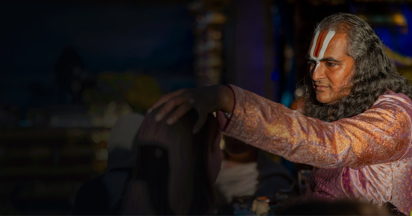 Paramahamsa Vishwananda offering a blessing