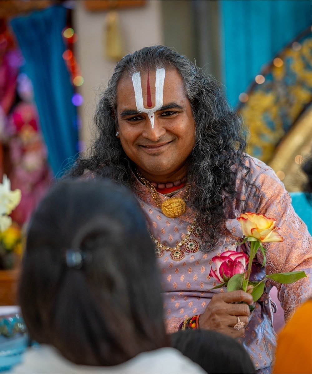 Paramahamsa Vishwananda offering darshan